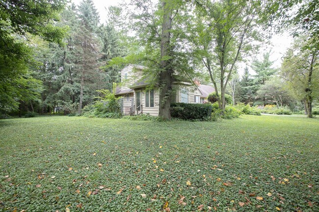 Building Photo - 7S381 Green Acres Dr