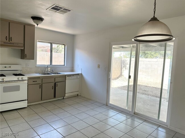 Foto del edificio - 5436 Burkshire Dr