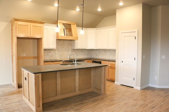 Building Photo - Brand New Home in Shawnee!