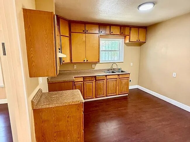 Building Photo - Wow! Bright and cheery big two-bedroom home
