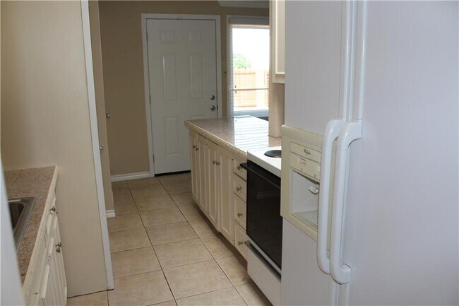 Building Photo - 822 Vinecrest Ln