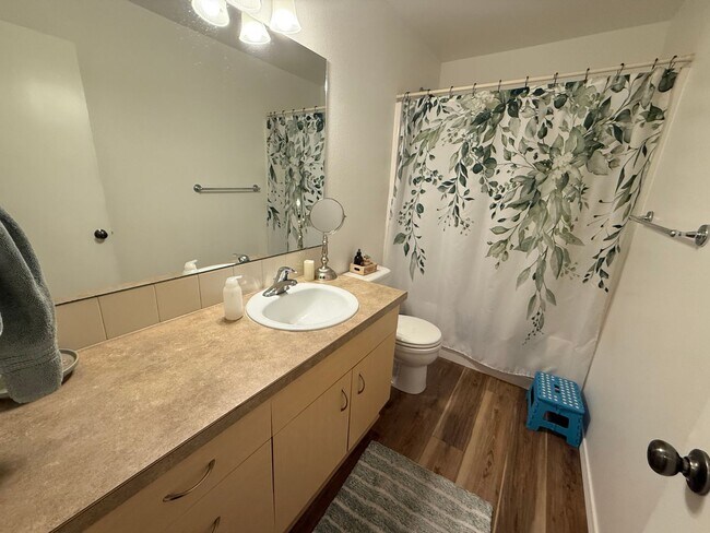 Building Photo - 2 Bed/1 Bath Home With Large and Fully Fen...