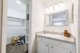 Building Photo - 8162 Richmond Ave.