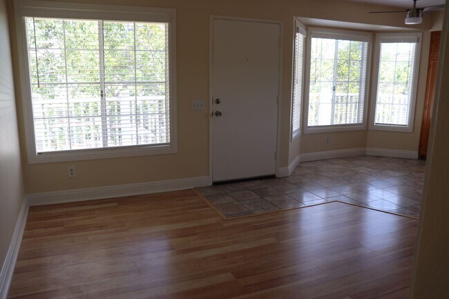 Foto del edificio - VIEW FROM THIS UPGRADED 2 BD/ 2 BA Gem!