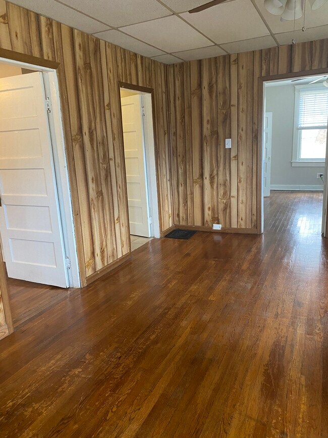 Building Photo - 2208 Riverside Dr