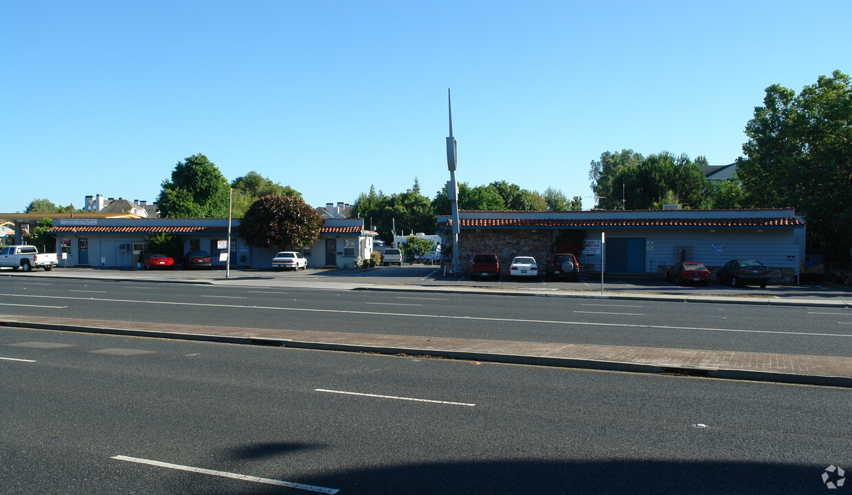 Primary Photo - 919 E El Camino Real