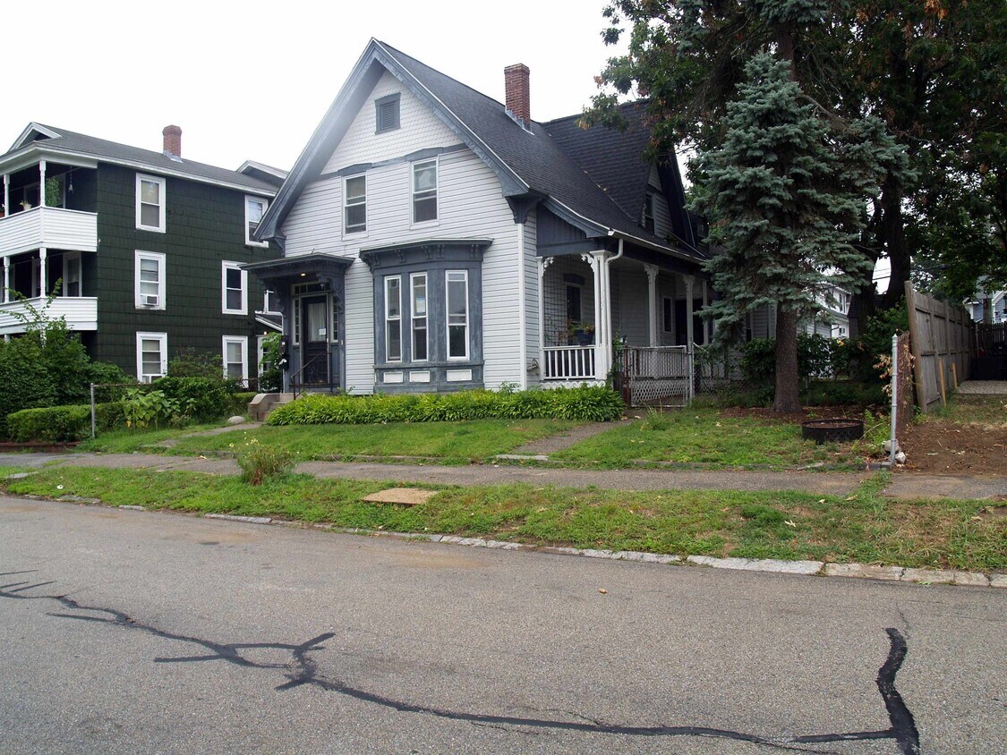 96 Prospect St Unit 1, Manchester, NH 03104 Room for Rent in