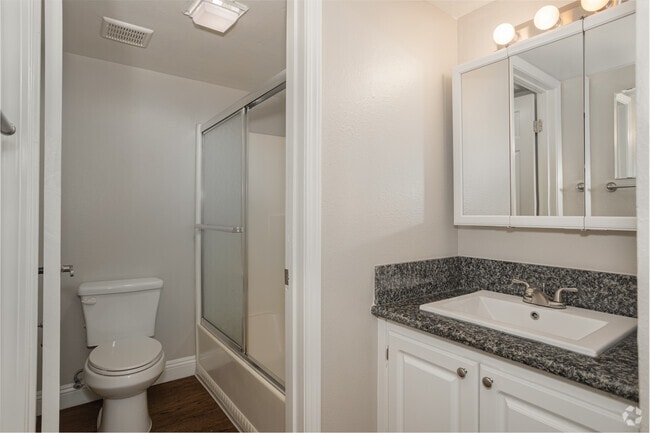 2BR, 2BA - 950SF - College Grove Apartments, LLC