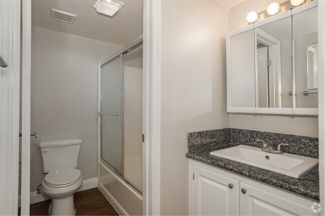 2HAB, 2BA - 950 ft² - College Grove Apartments, LLC