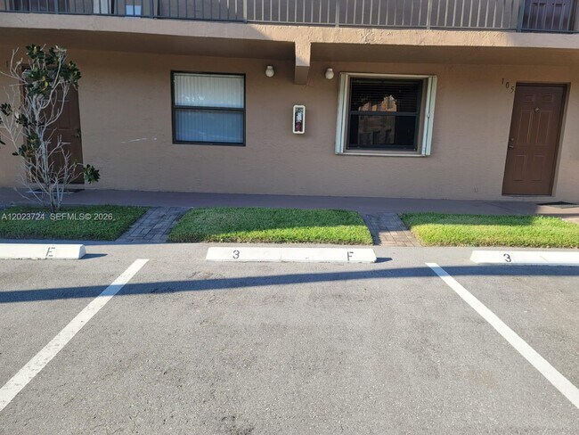 Foto del edificio - 10005 Winding Lake Rd