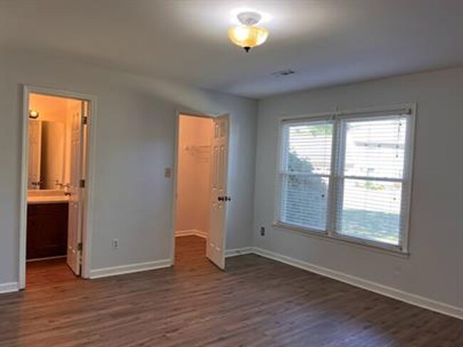 Building Photo - 115 Violet Dr