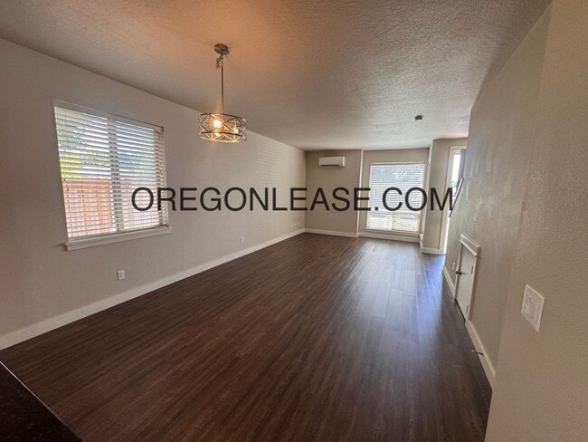 Building Photo - 3 bedroom 2.5 bath townhouse in Cal Young ...