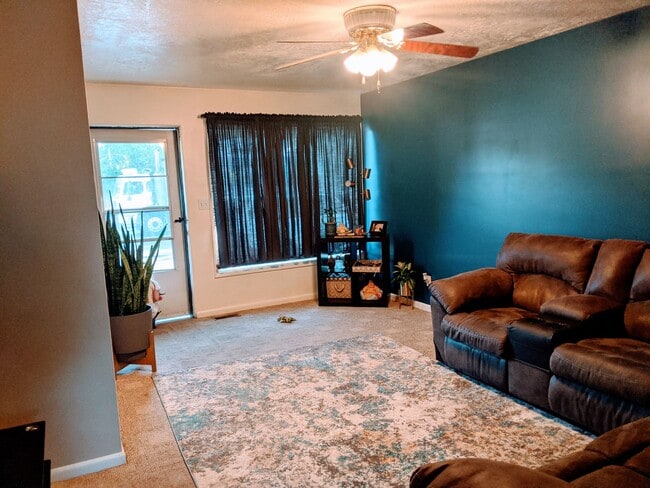 Building Photo - Cozy East Side Home!