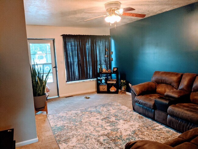 Foto del edificio - Cozy East Side Home!