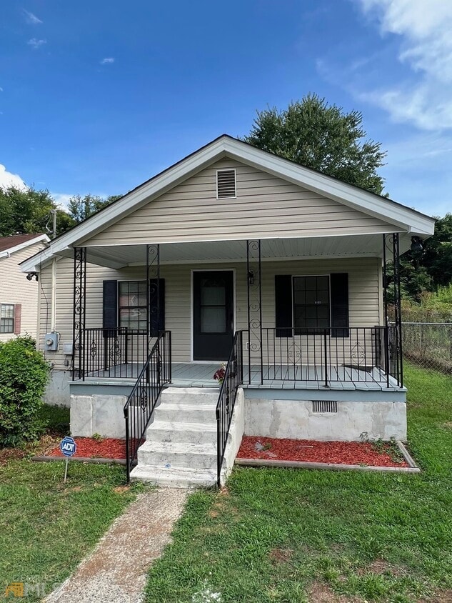 220 W Charlton St, Milledgeville, GA 31061 House Rental in