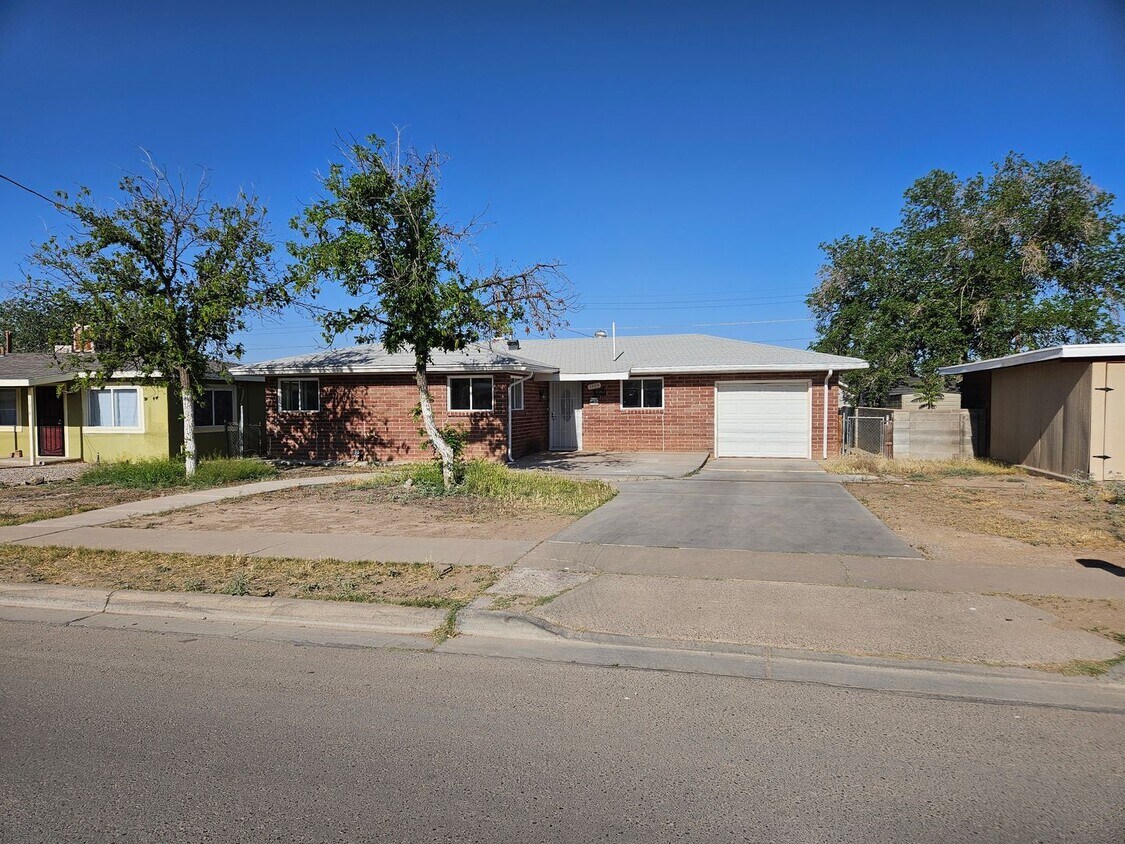 Primary Photo - 3 Bedroom / 2 Bath Home with Refrigerated ...