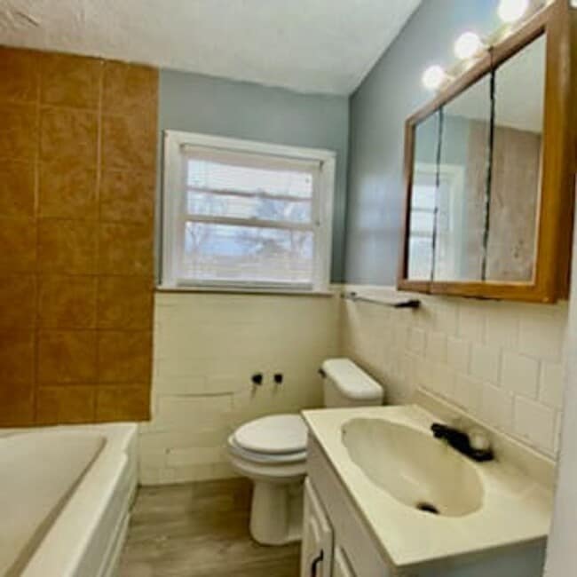 Building Photo - $0 First Month's Rent / $0 Deposit at Move-in