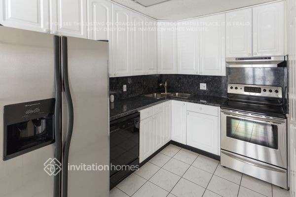 Building Photo - 621 NE Helicon Ln