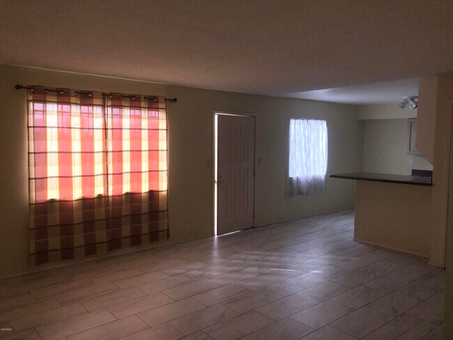 Foto del edificio - 2831 E Mobile Ln