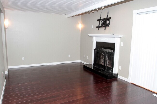 Building Photo - Gorgeous 2 Bedroom Townhome for Rent in Pl...