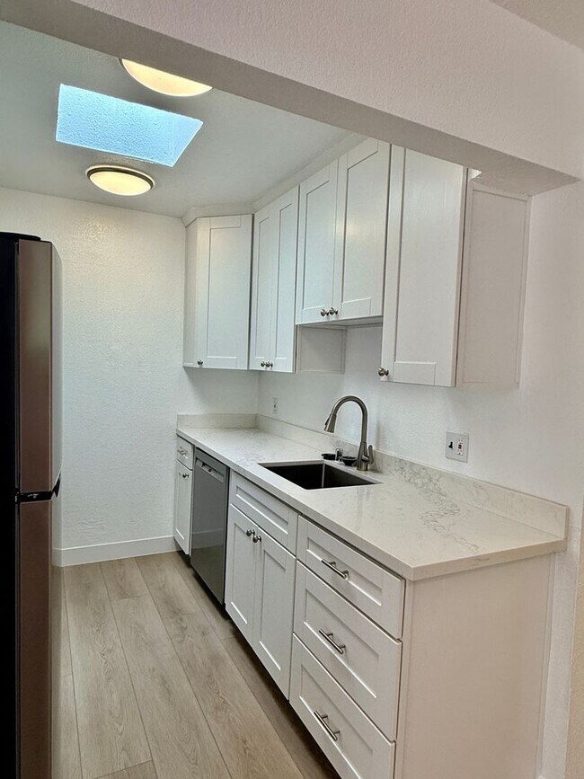 Foto del edificio - Updated 1 Bedroom Condo with Oversized Private Patio in Prime Mountain View Location