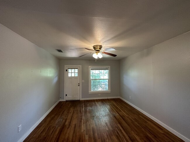 Building Photo - 208 N Bowie St