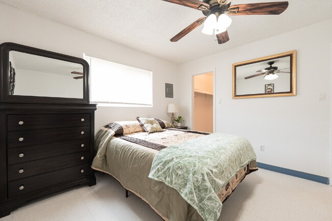 Building Photo - Executive Rental **Stylish & Fully Furnished 2-Bedroom in the Heart of Farmington – Flexible Leas...