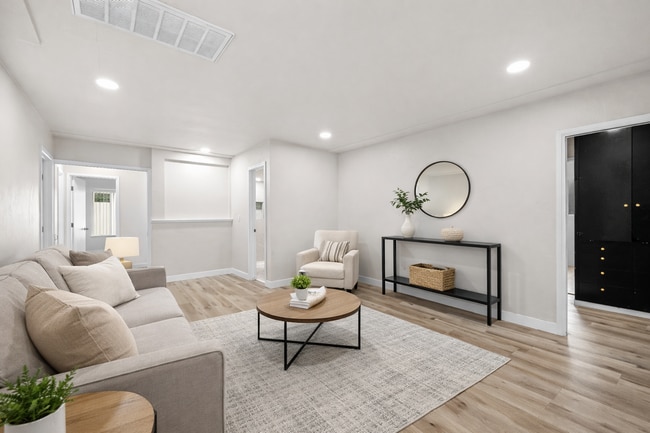 Building Photo - 8 Bed 3 Bath House on Prime Dorothy Way - Minutes Walk to Campus!!