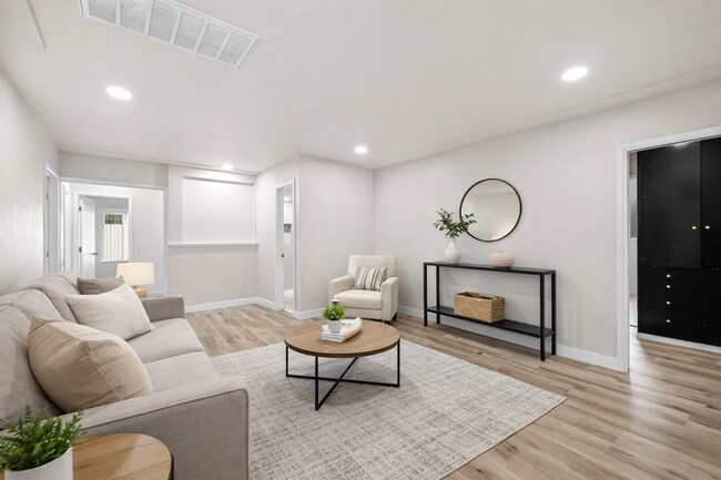 Foto del edificio - 8 Bed 3 Bath House on Prime Dorothy Way - Minutes Walk to Campus!!