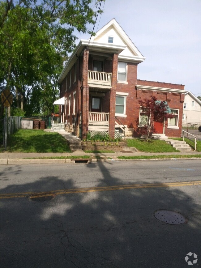 Building Photo - 4819 Forest Ave