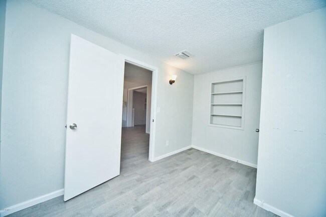 Foto del edificio - 1120 E 3rd St