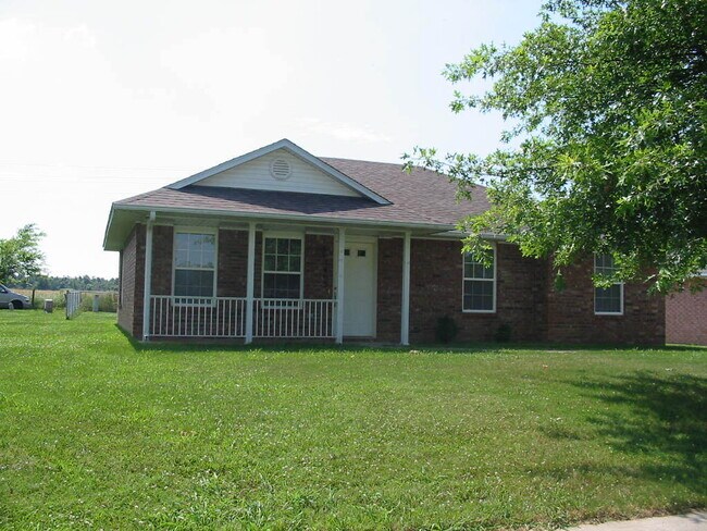 Building Photo - MUST SEE CHARMING HOME!
