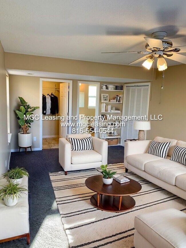 Building Photo - Spacious 2-story Duplex with 1-Car Garage in Lee's Summit!