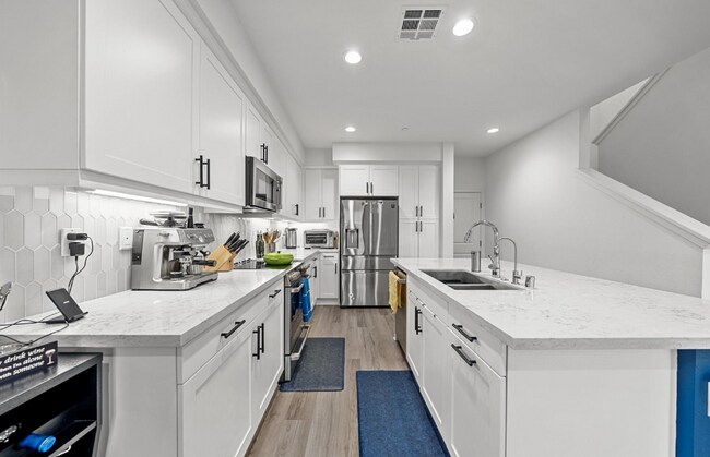 Foto del edificio - $4,300 - 3 Bed/ 3 Bath Modern Townhome with Loft in Santee