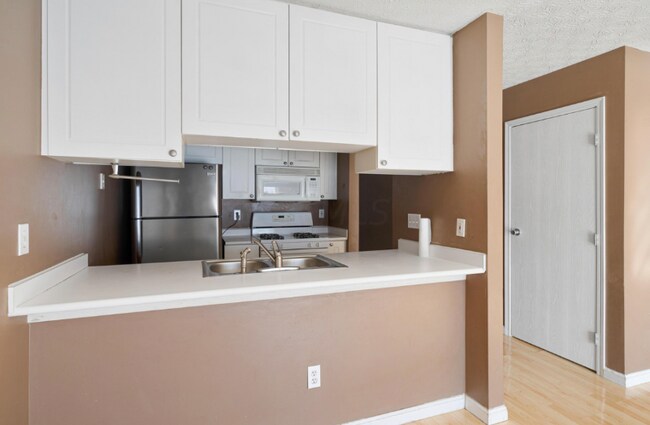Building Photo - 4655 Athalia Dr