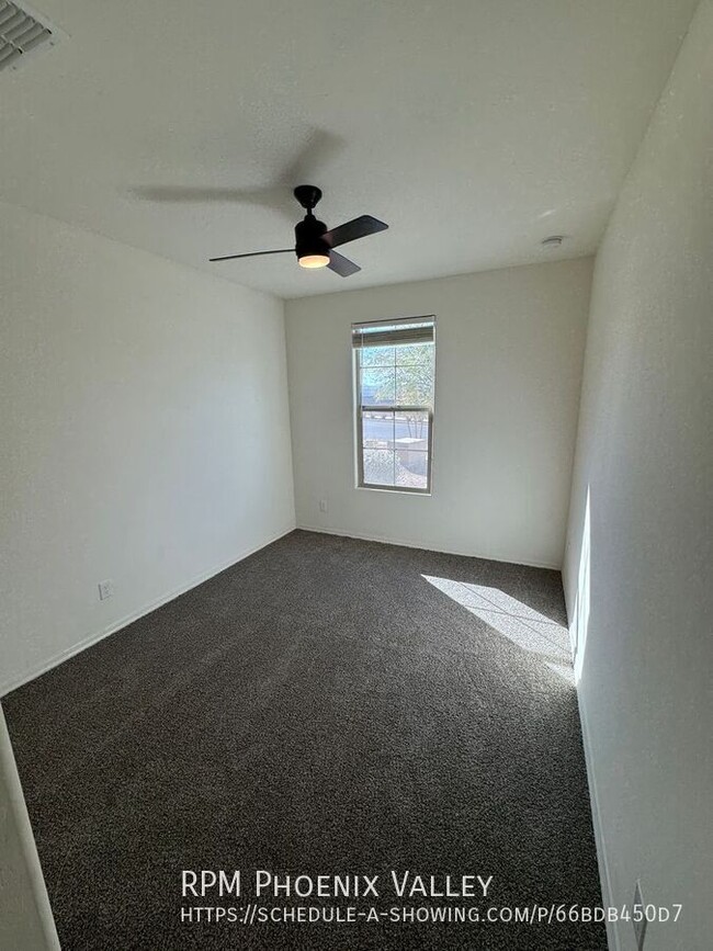 Building Photo - 3 Bed / 2 Bath with all new carpet!