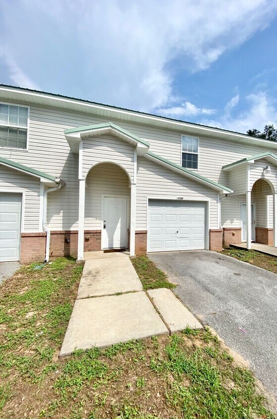 Foto principal - 2 Bedroom 2.5 Bath 1 Car Garage Condo for ...
