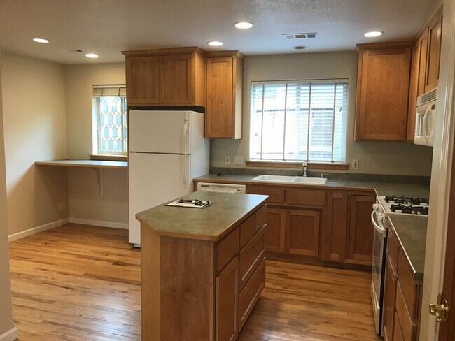 Building Photo - Three bedroom, Two bath home in Ashland.  ...