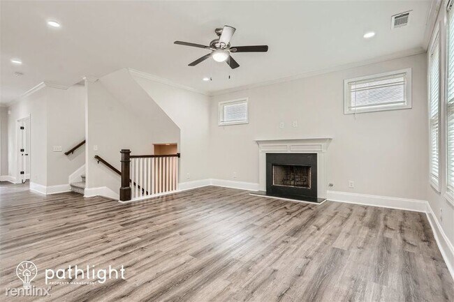 Foto del edificio - 4 br, 3.5 bath House - 2638 Oakdale St NW ...