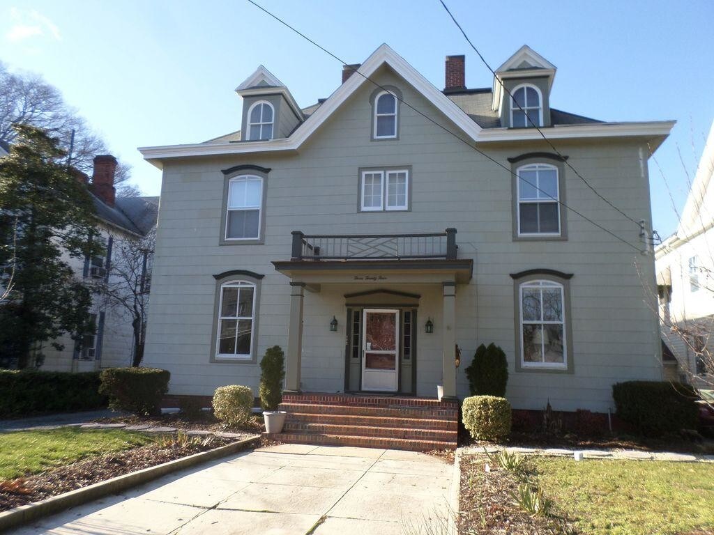 Foto principal - 324 N Division St