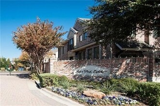 Building Photo - 2012 Azure Pointe