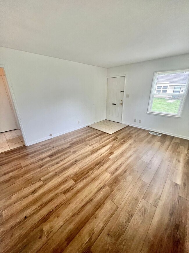 Building Photo - NEW LISTING! 1 Bedroom Duplex
