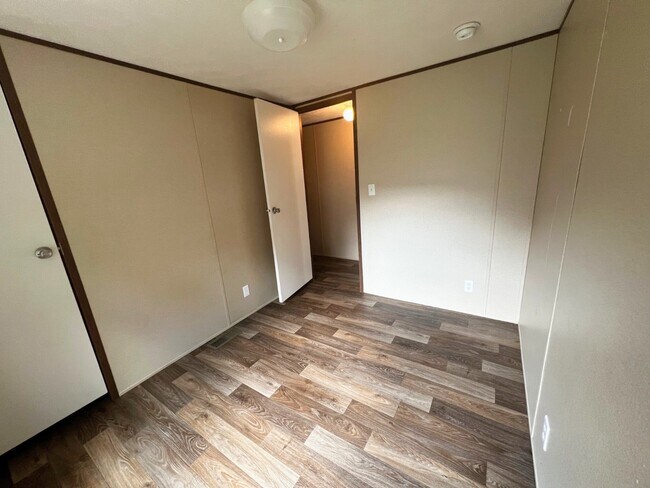 Foto del edificio - 1000 Maple Hls Pk