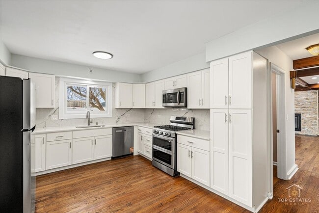 Building Photo - 931 Canterbury Dr