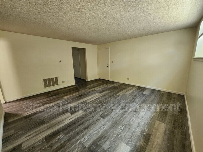 Foto del edificio - 9370 E Girard Ave