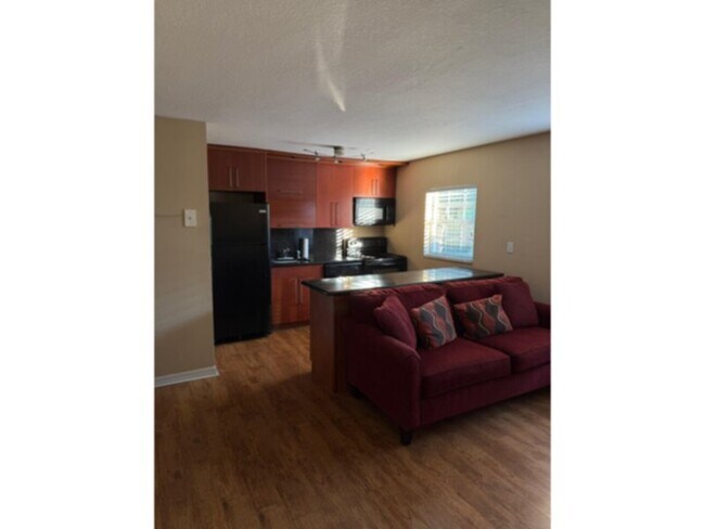 Foto del edificio - 1 bed 1 bath condo 2nd floor