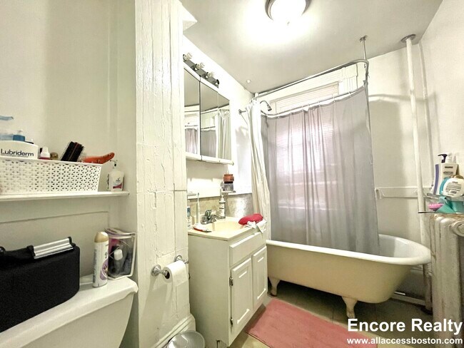 Foto del edificio - 2 Champney Pl