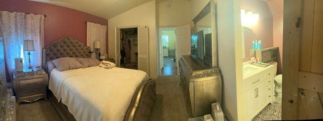 Building Photo - 4 Bedroom + Office / 2.5 Bathroom Redlands...