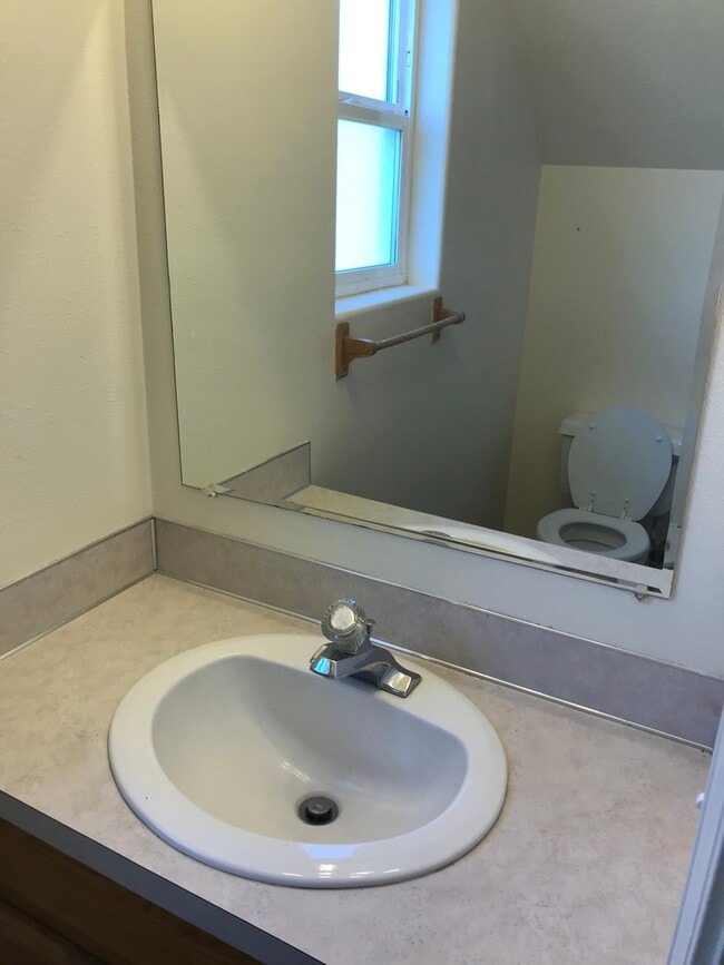 Building Photo - (SAM 15) 3 bedroom and 1.5 Bathroom duplex