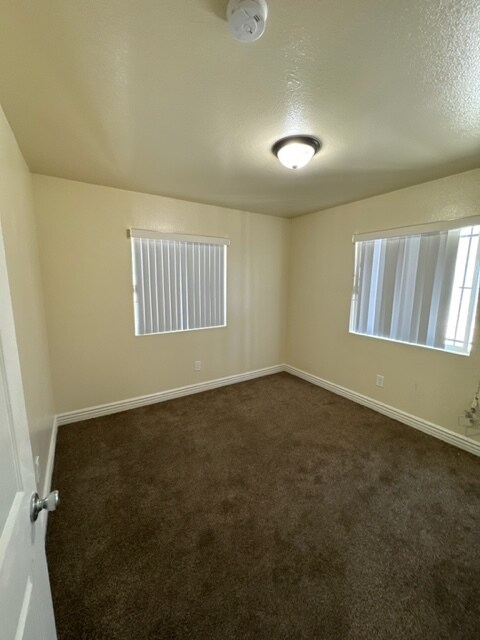 Foto del edificio - 353-355 E Gage Avenue